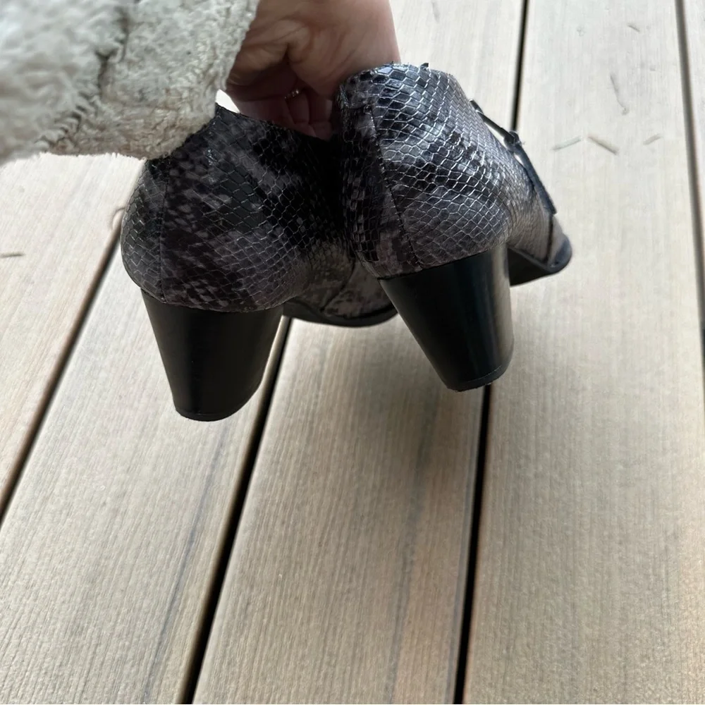 Vionic Taber Snakeskin Print Leather Booties Zip Details Size 6.5 Women’s